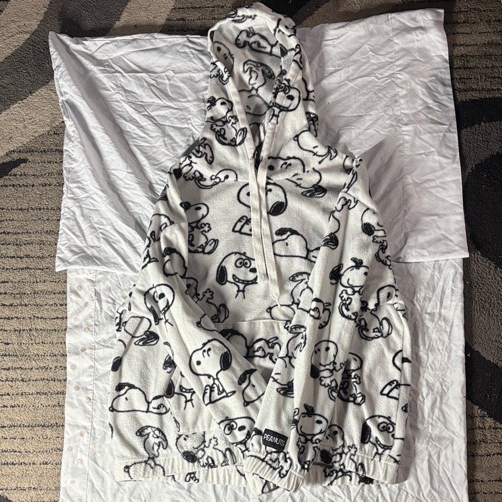 Peanuts White and Black Snoopy Pullover